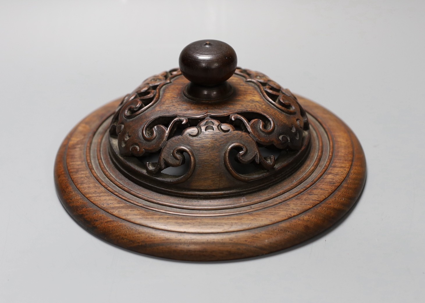 A Chinese hongmu cover, late Qing, 19cm diameter